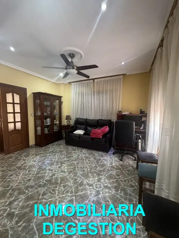 Sala d'estar de Casa adosada en venda en Linares amb Aire condicionat, Calefacció i Jardí privat