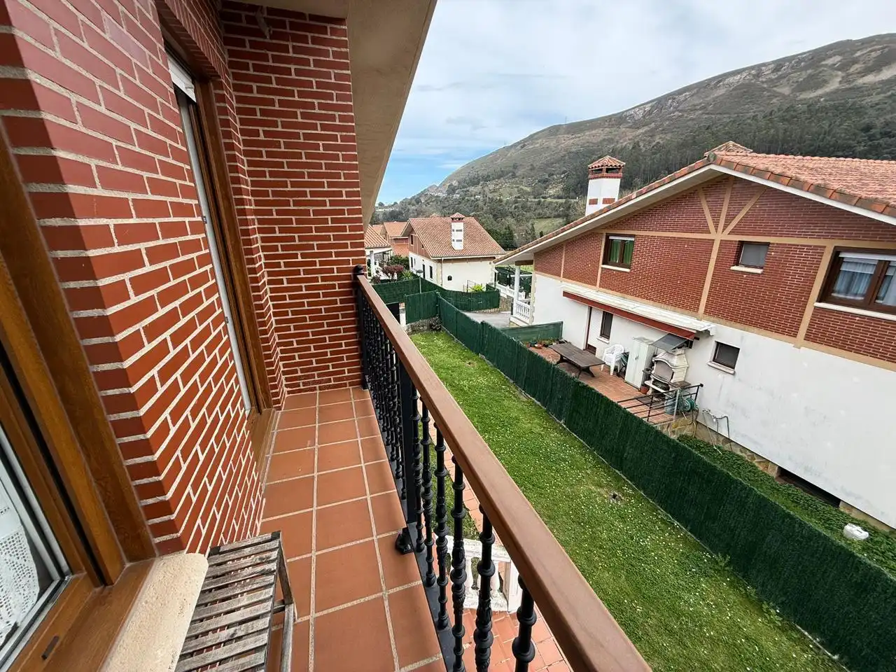 Vista exterior de Casa o chalet en venta en Castro-Urdiales con Calefacción, Jardín privado y Terraza
