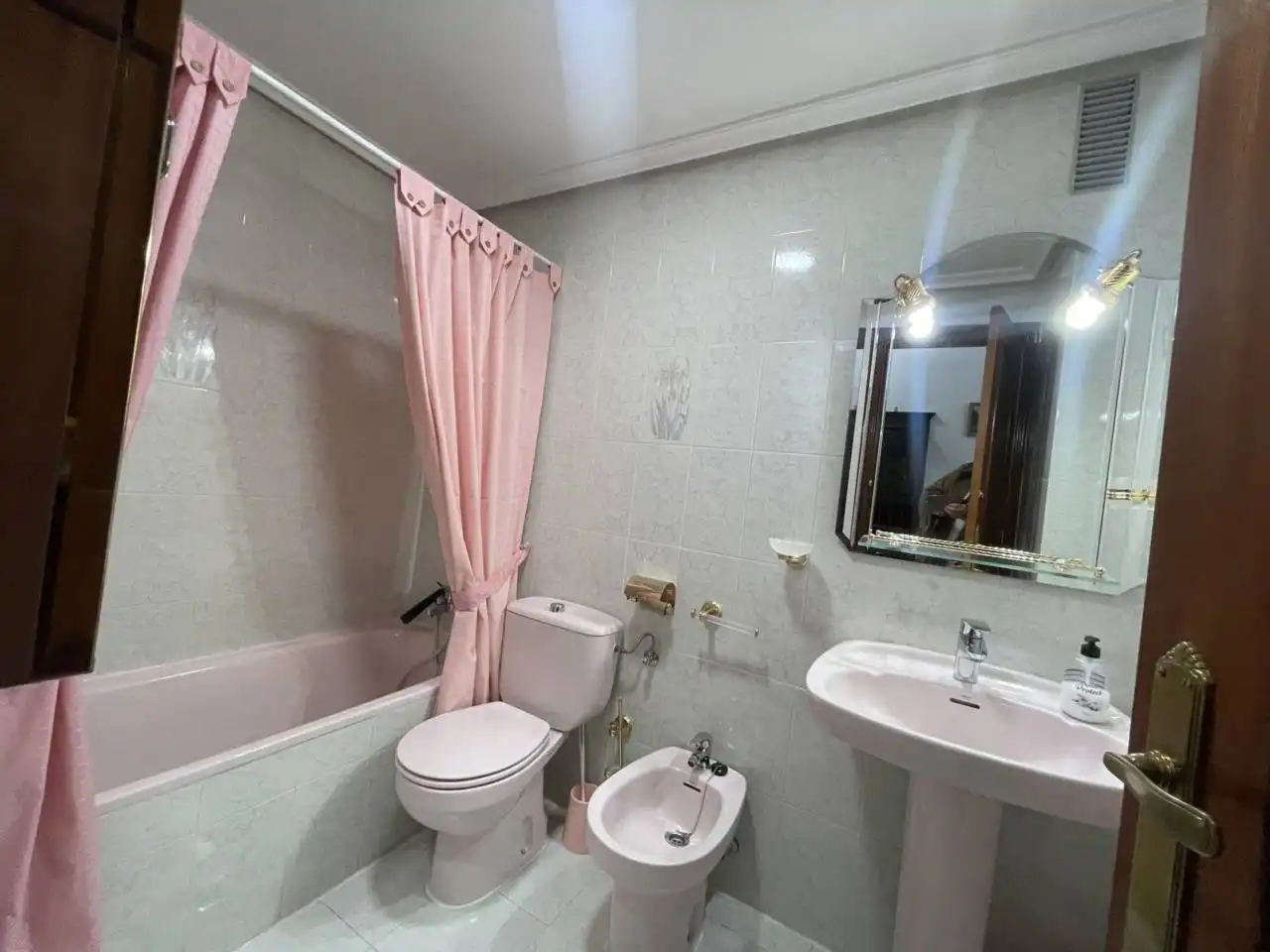 Bathroom of Flat for rent in Toledo  with Air Conditioner, Heating and Parquet flooring