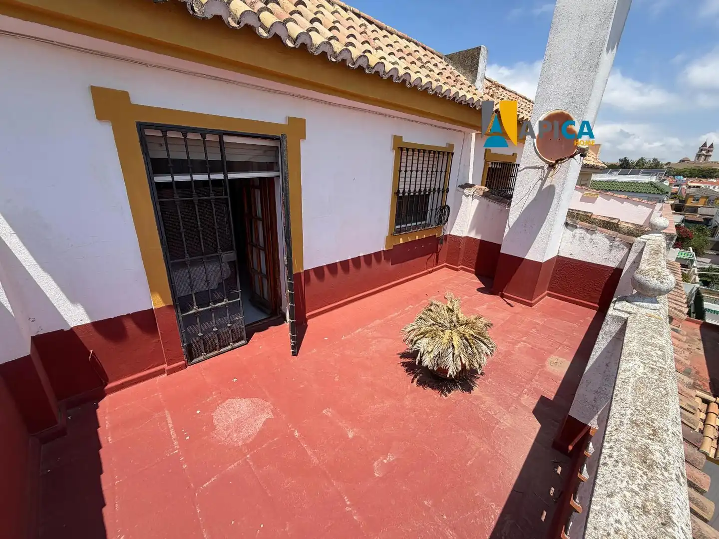 Außenansicht von Einfamilien-Reihenhaus zum Verkauf in Algeciras mit Terrasse