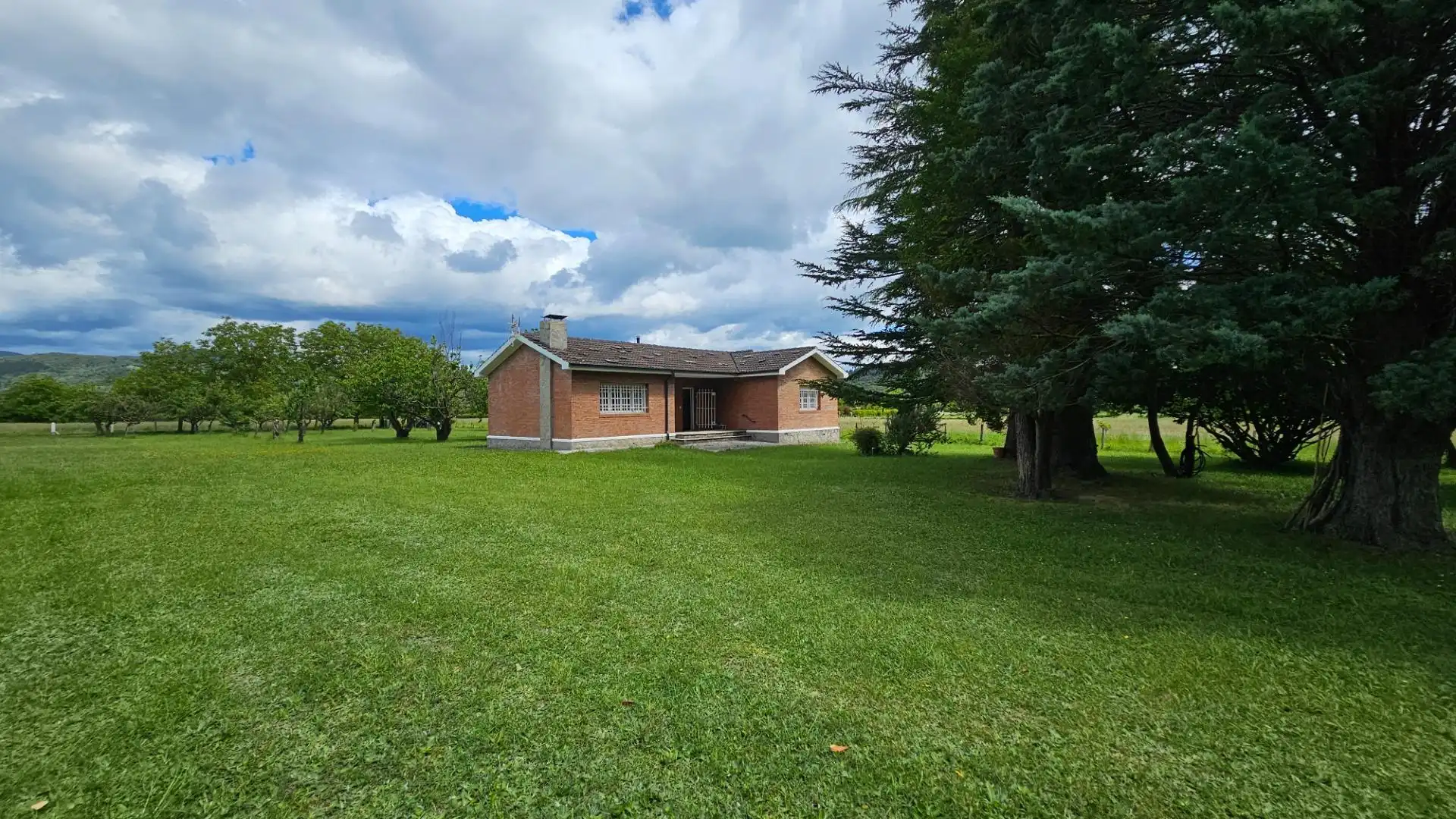 Vista exterior de Casa o xalet en venda en Valle de Mena amb Jardí privat i Terrassa