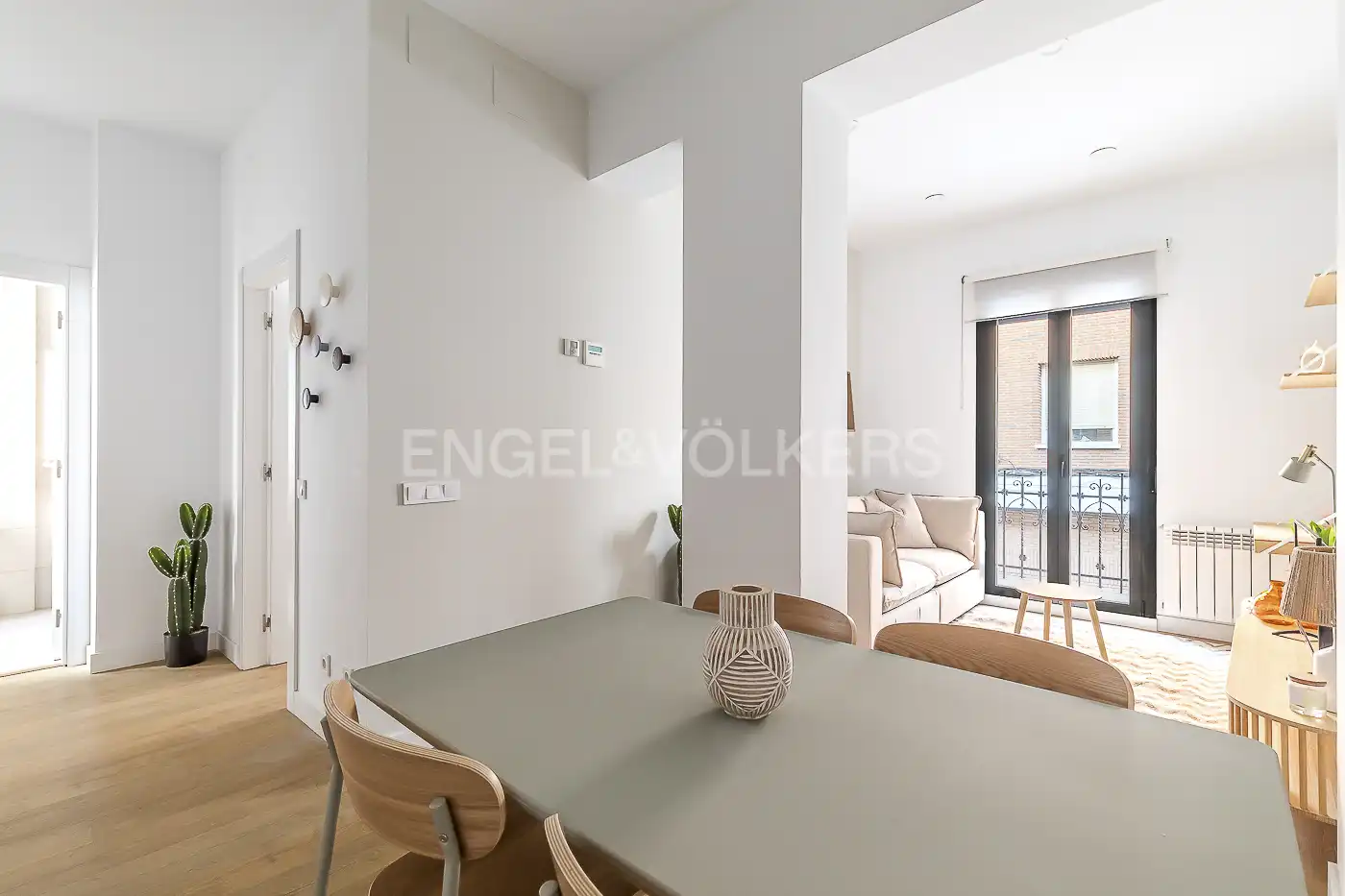 Menjador de Apartament de lloguer en Madrid amb Aire condicionat, Calefacció i Moblat