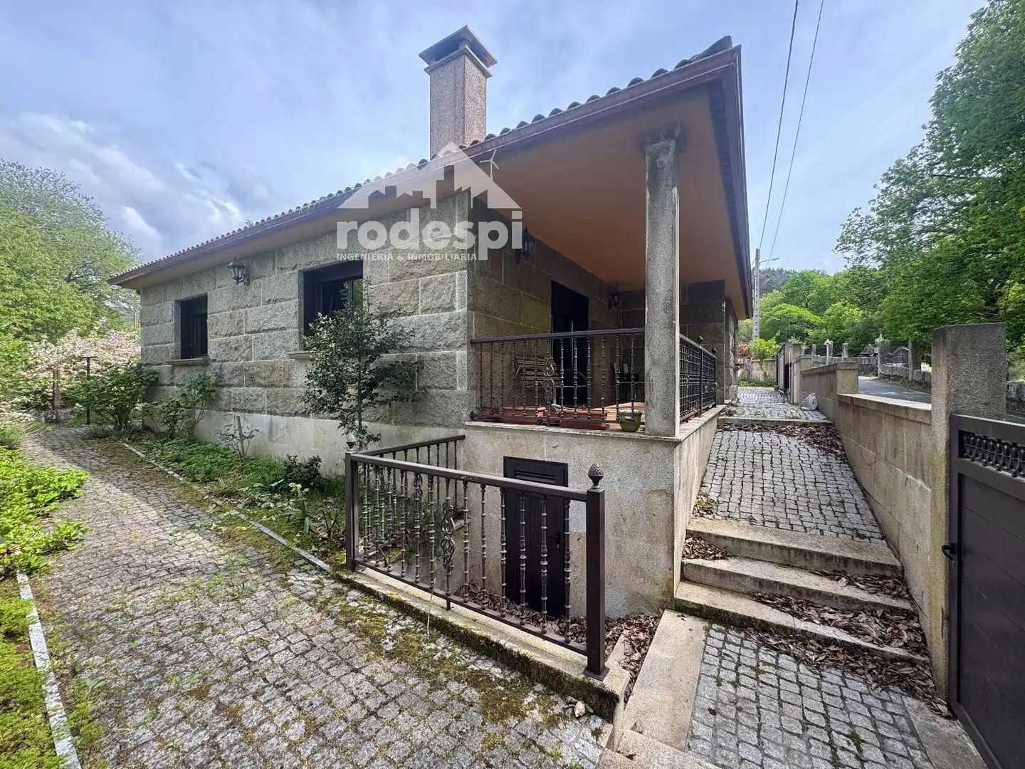 Vista exterior de Casa o xalet en venda en Covelo amb Calefacció, Traster i Moblat