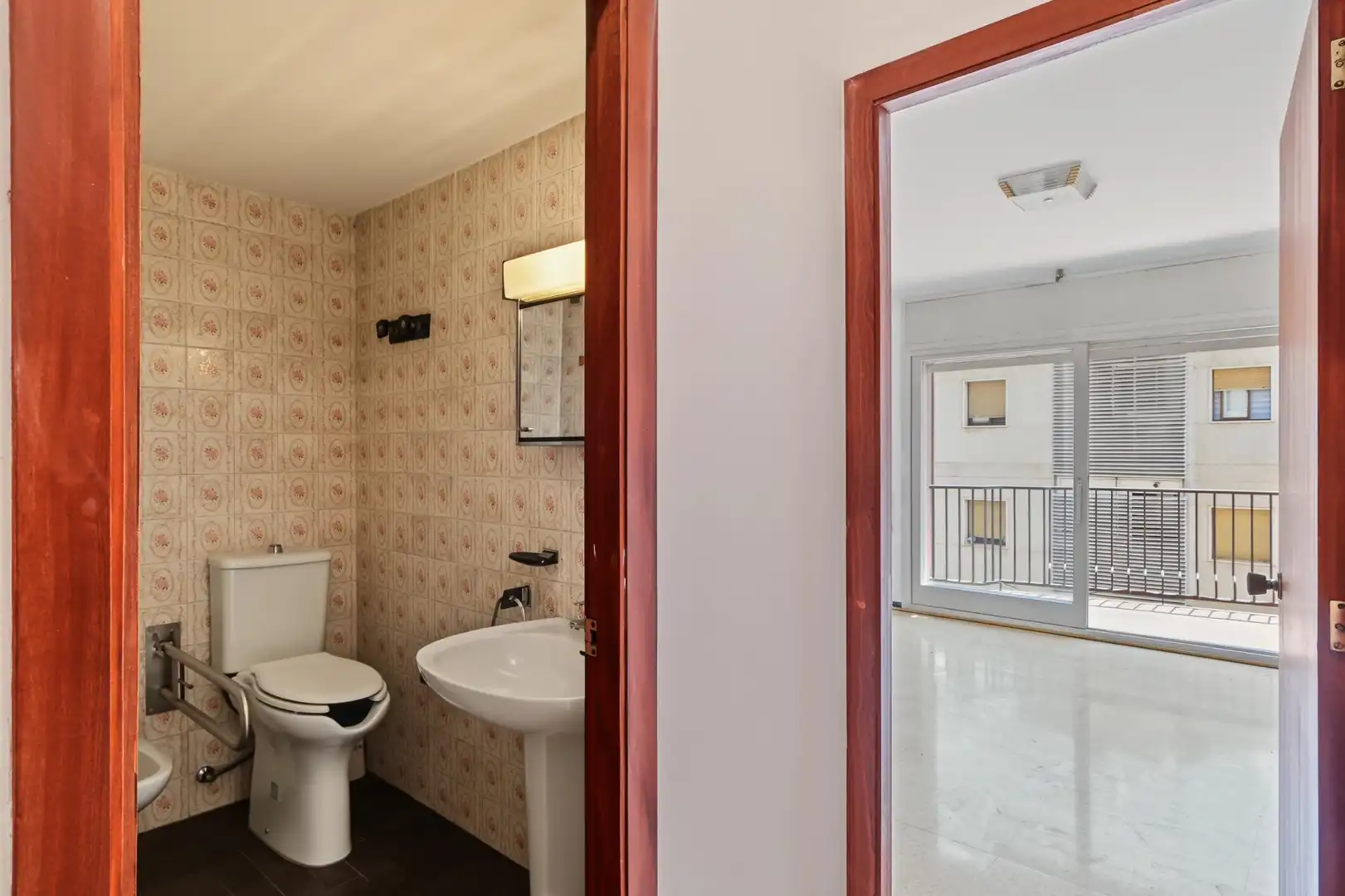 Badezimmer von Wohnungen zum Verkauf in Figueres