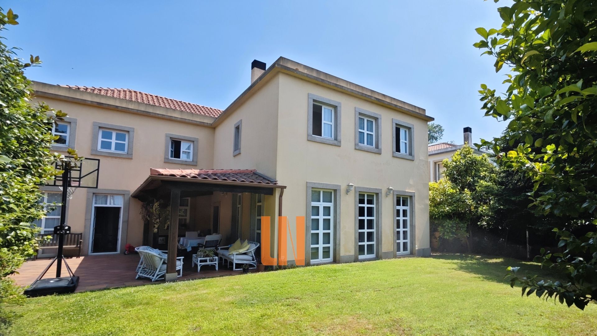 Vista exterior de Casa o xalet en venda en Oleiros amb Calefacció, Jardí privat i Parquet
