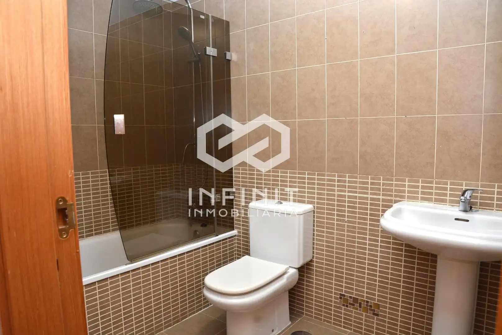Baño de Piso en venta en Guadalajara con Calefacción, Terraza y Trastero