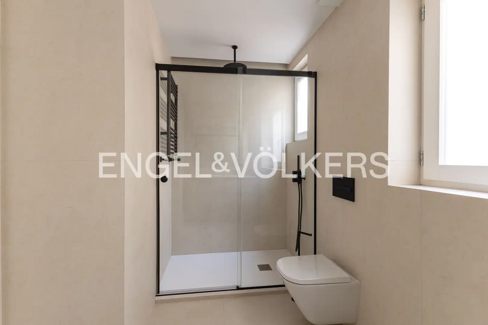 Bathroom of Flat for sale in Madrid  with Air Conditioner, Heating and Storage room