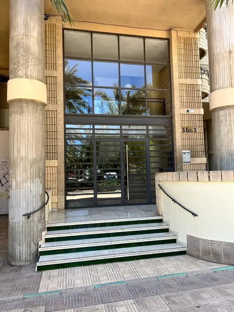Vista exterior de Piso de alquiler en Elche / Elx con Jardín privado, Terraza y Amueblado