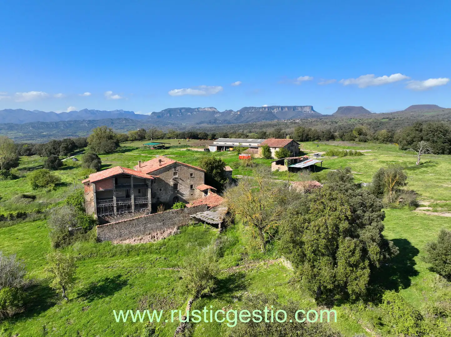 Vista exterior de Finca rústica en venda en L'Esquirol amb Jardí privat, Terrassa i Balcó