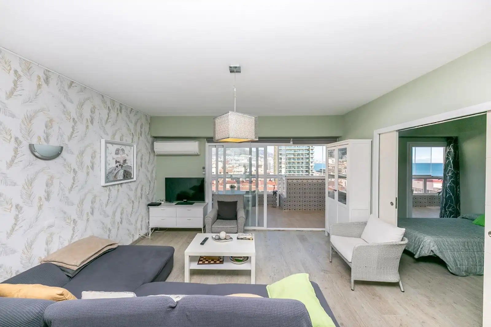 Wohnzimmer von Dachboden zur Miete in Fuengirola mit Klimaanlage, Heizung und Terrasse