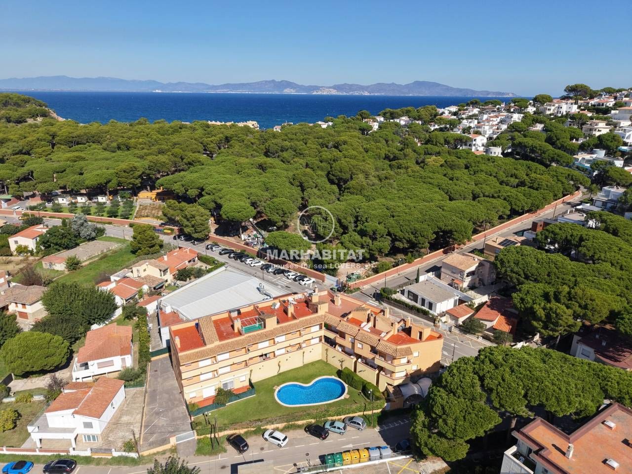 Vista exterior de Pis en venda en L'Escala amb Terrassa, Moblat i Piscina comunitària
