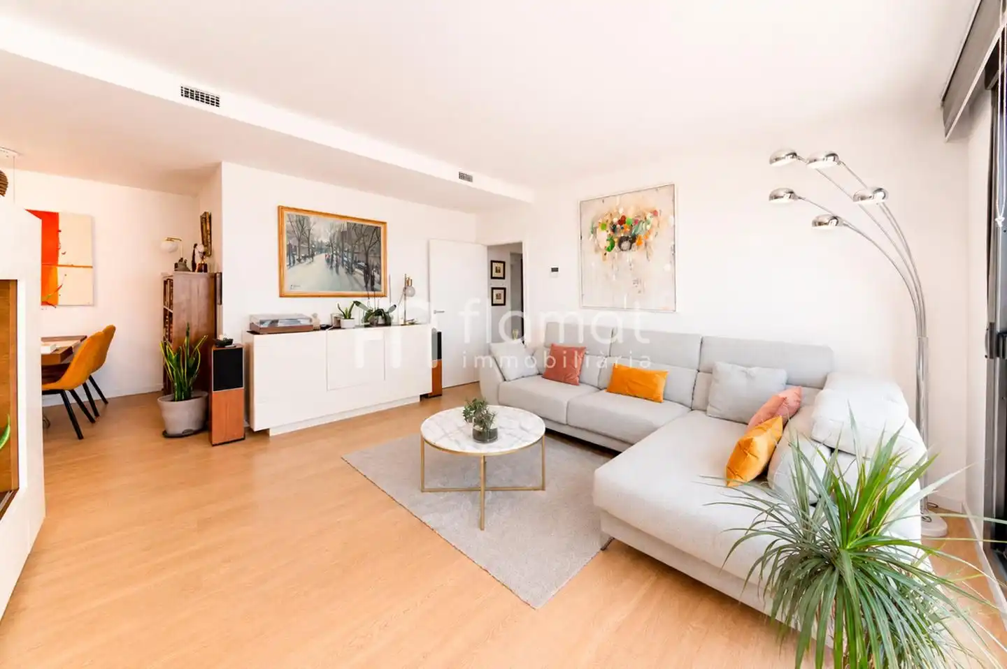 Sala de estar de Piso en venta en L'Hospitalet de Llobregat con Aire acondicionado, Calefacción y Terraza