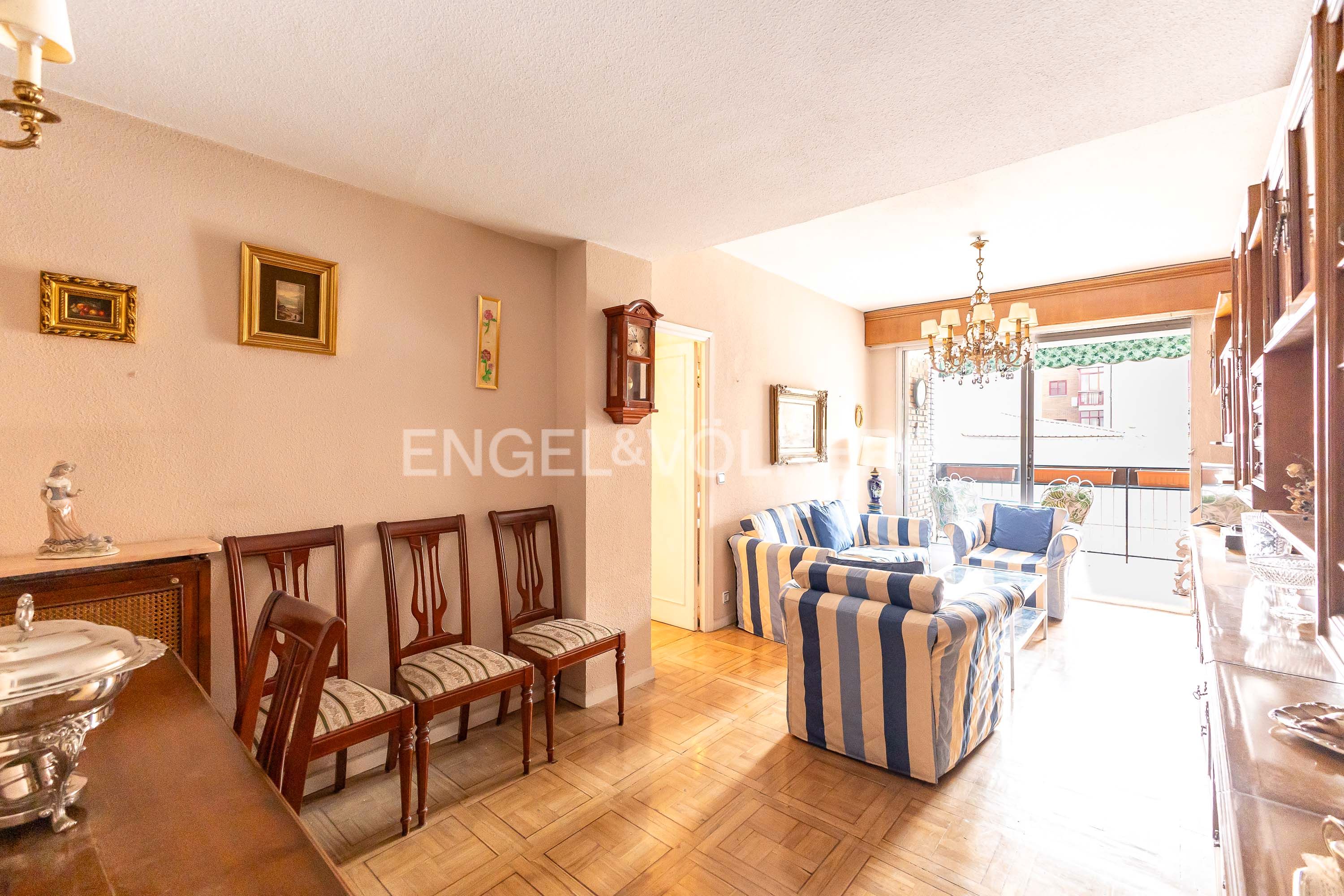 Sala d'estar de Apartament en venda en  Madrid Capital amb Calefacció, Parquet i Terrassa