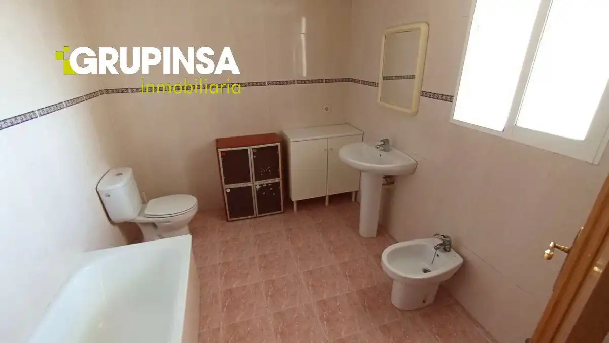 Baño de Piso en venta en Castellón de la Plana / Castelló de la Plana con Aire acondicionado, Terraza y Trastero