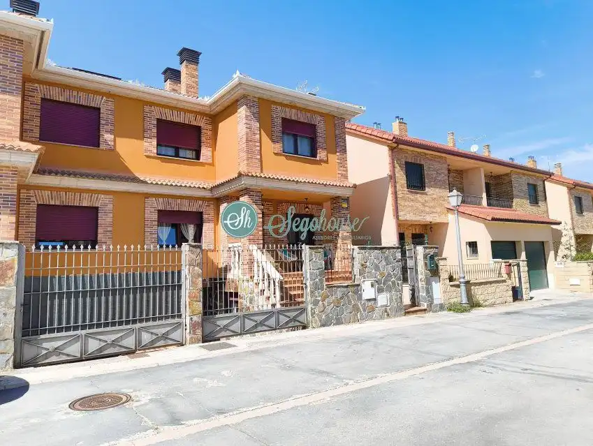 Vista exterior de Casa o chalet en venta en Segovia con Calefacción y Trastero