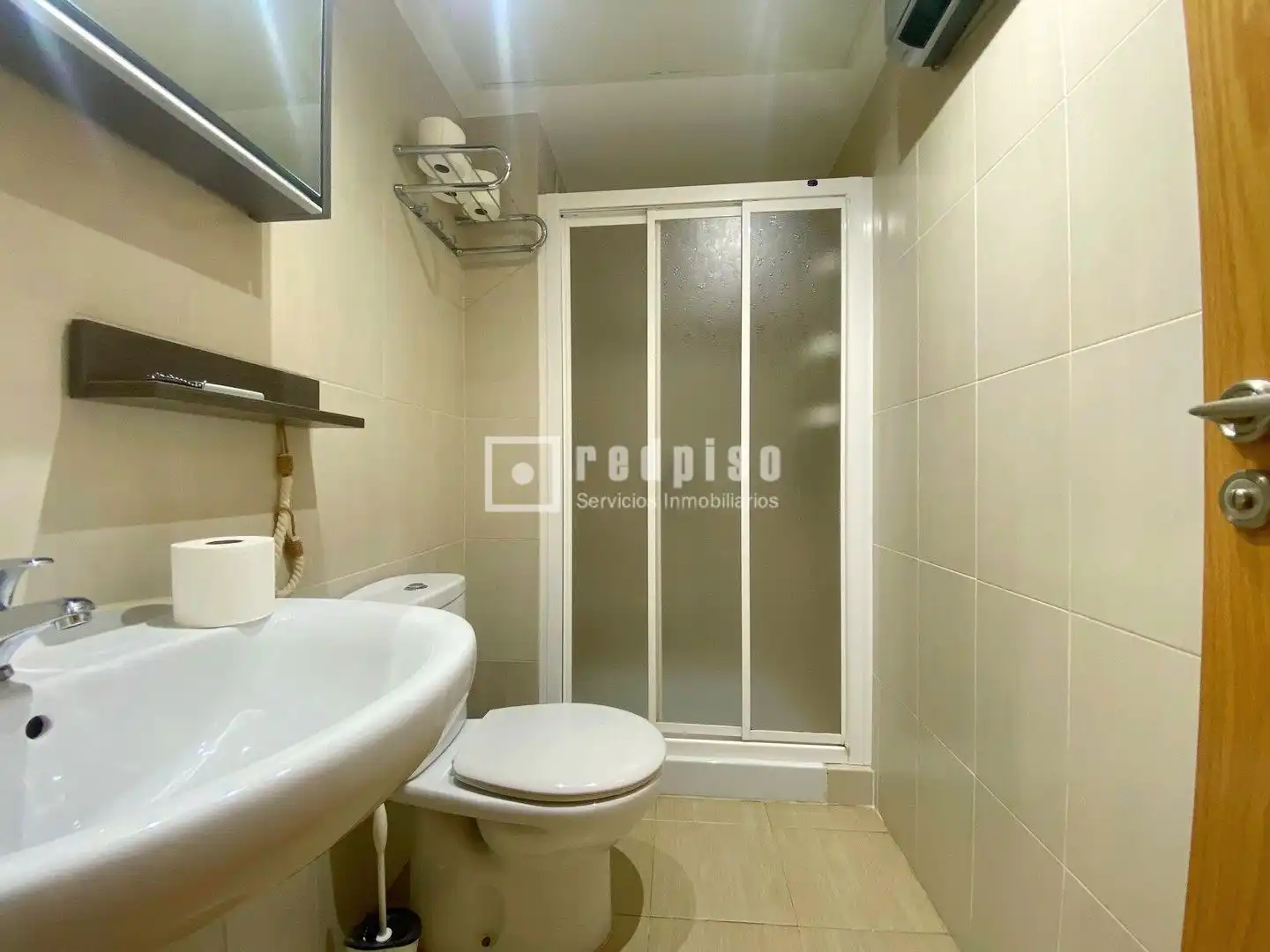 Baño de Piso de alquiler en Málaga con Aire acondicionado, Calefacción y Jardín privado