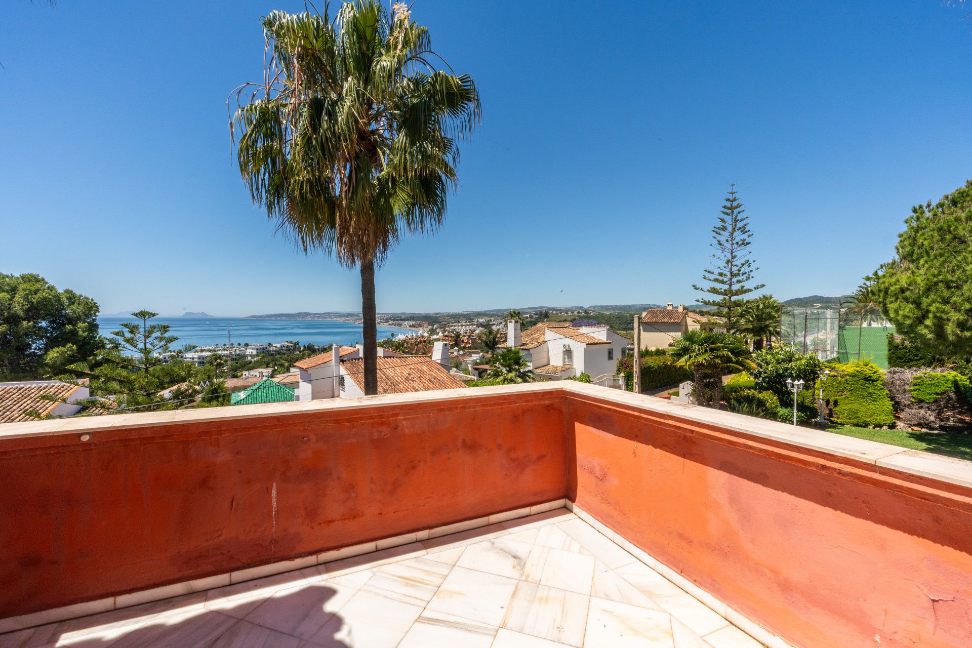 Vista exterior de Casa o xalet en venda en Estepona amb Jardí privat i Piscina