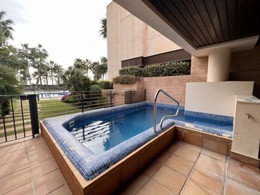 Baixos amb piscina en venda a Punta Plata