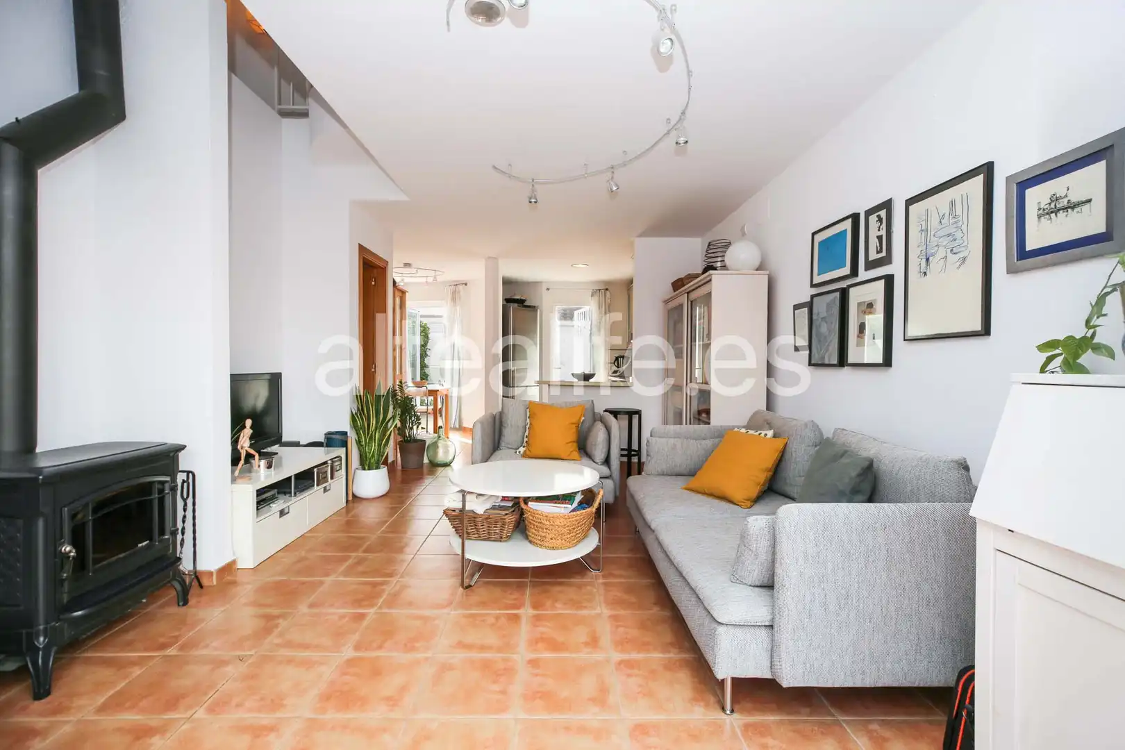 Sala d'estar de Casa adosada en venda en La Nucia amb Terrassa i Piscina comunitària