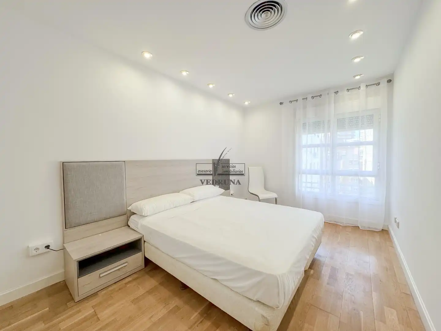 Dormitori de Apartament de lloguer en Zaragoza amb Aire condicionat, Calefacció i Forn