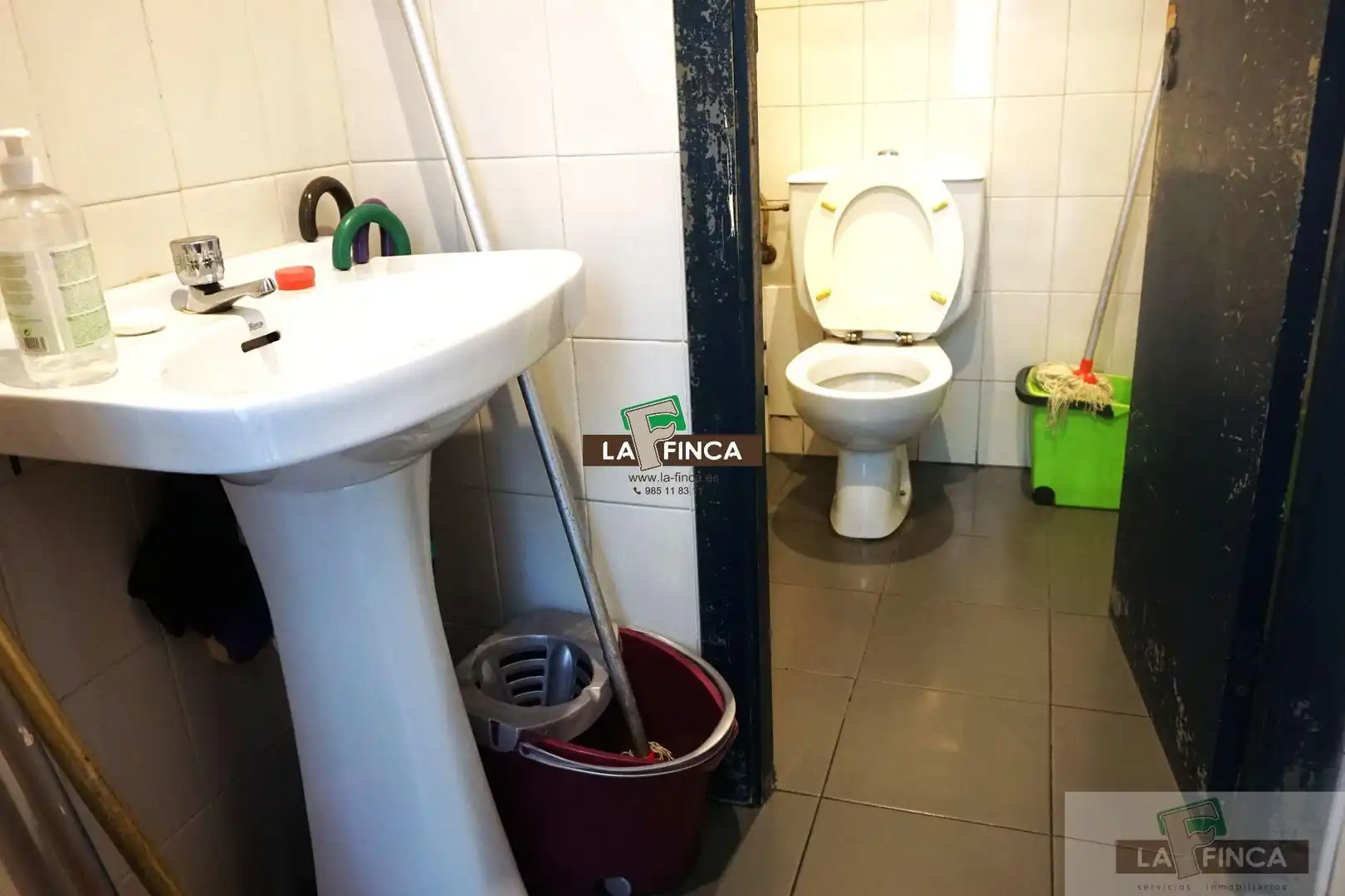 Bathroom of Commercial properties for sale in Oviedo 