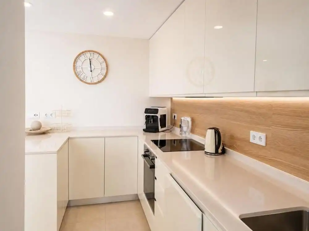 Cuina de Apartament de lloguer en Estepona amb Aire condicionat, Terrassa i Traster