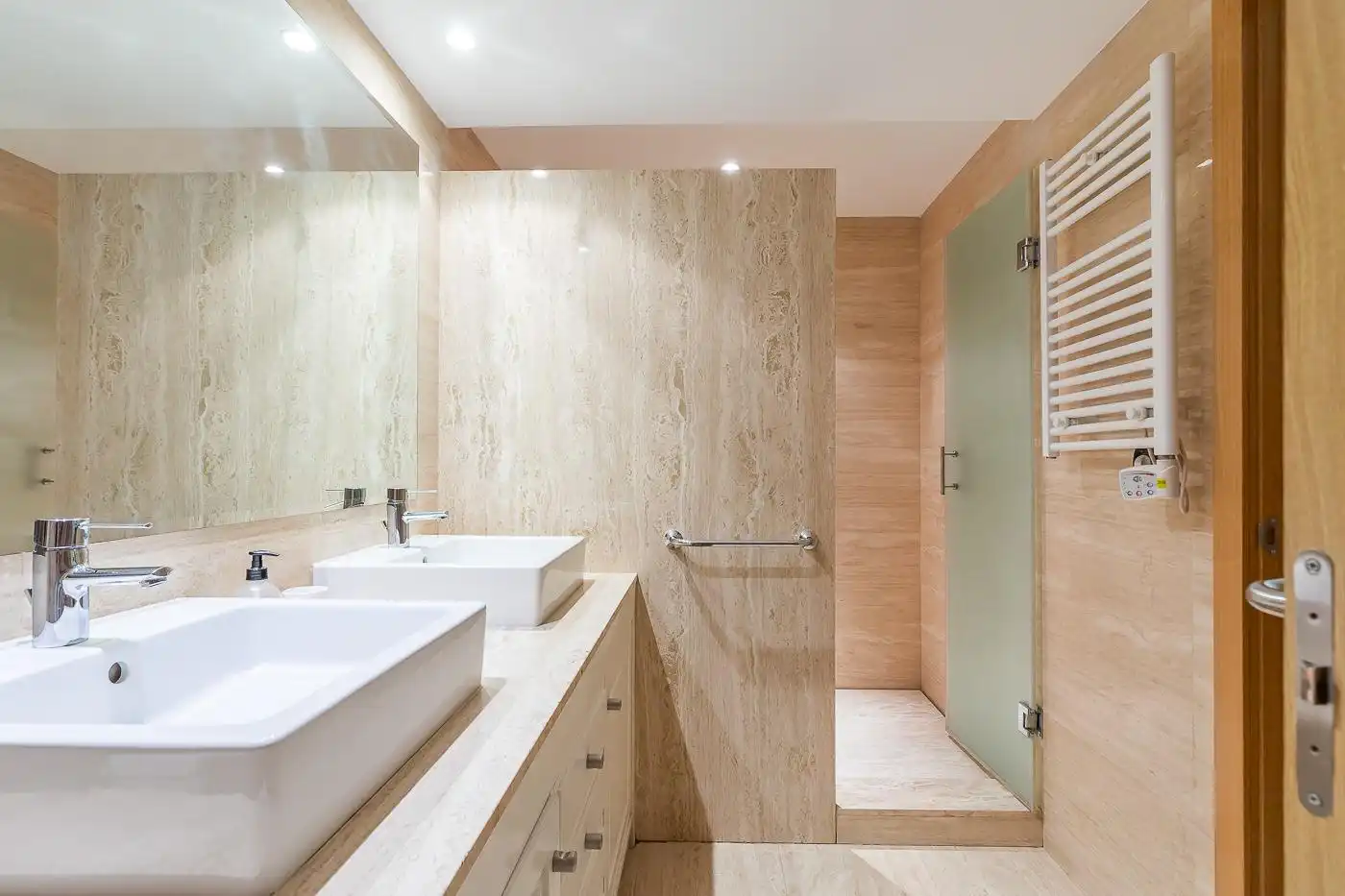 Baño de Dúplex de alquiler en Madrid con Aire acondicionado, Calefacción y Parquet