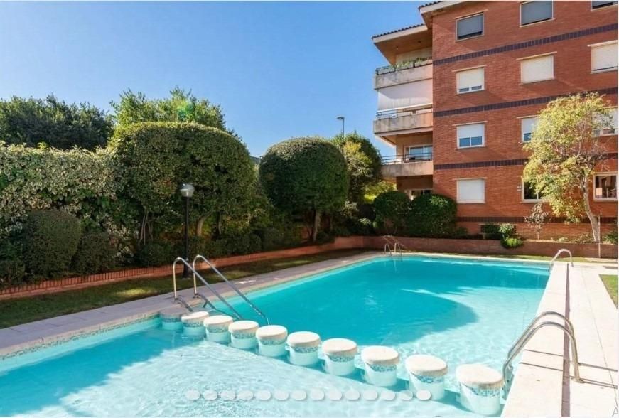 Piscina de Planta baixa en venda en Sant Cugat del Vallès amb Calefacció, Parquet i Terrassa