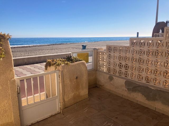 Vista exterior de Apartament en venda en Roquetas de Mar amb Aire condicionat i Piscina comunitària