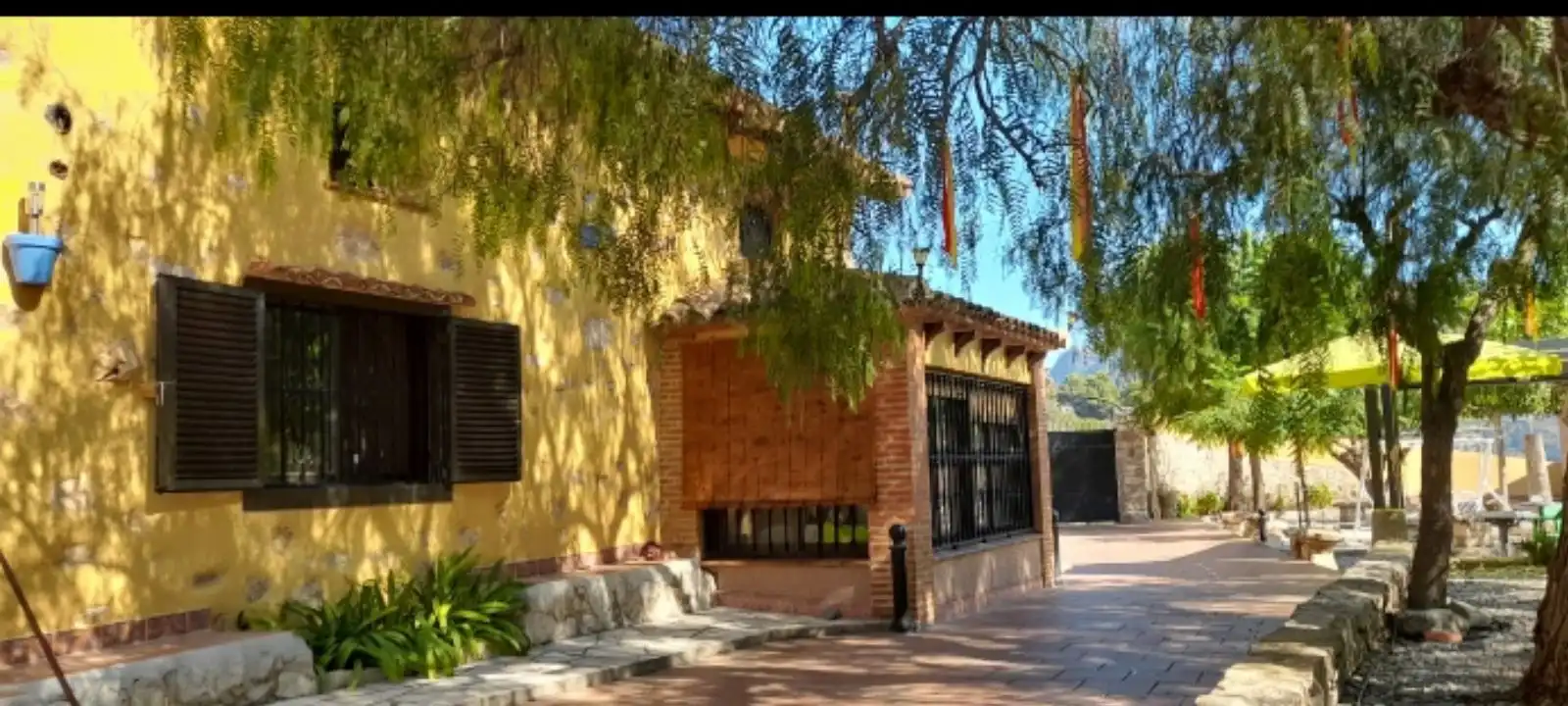 Vista exterior de Casa o xalet en venda en Tàrbena amb Aire condicionat, Jardí privat i Terrassa