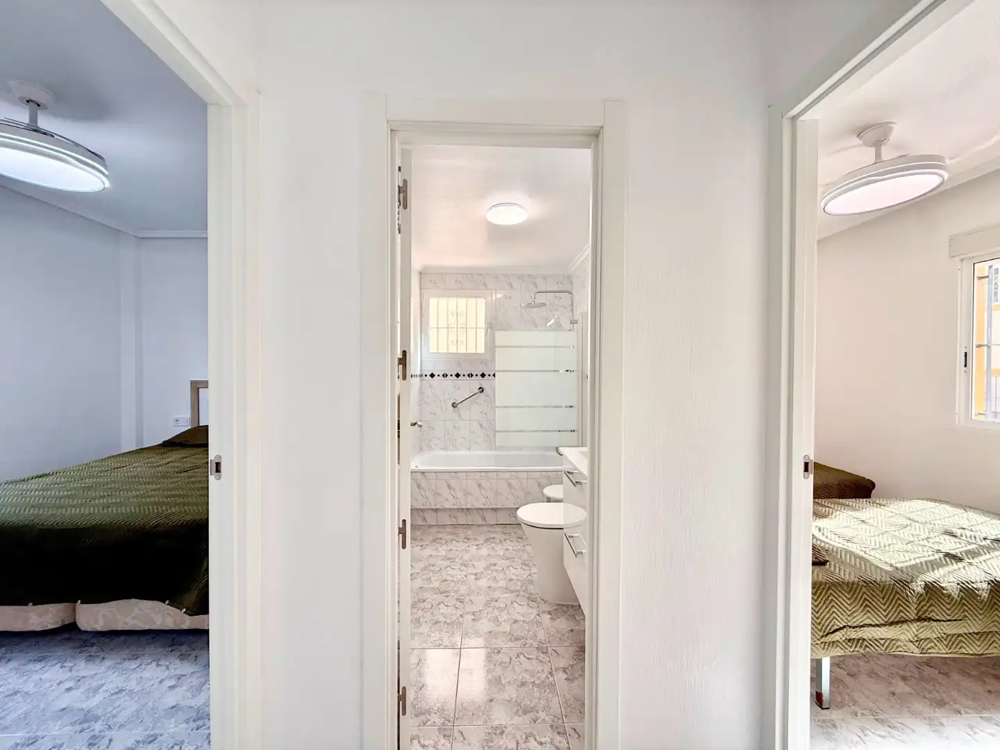 Baño de Casa o chalet de alquiler en Torrevieja con Aire acondicionado, Terraza y Piscina