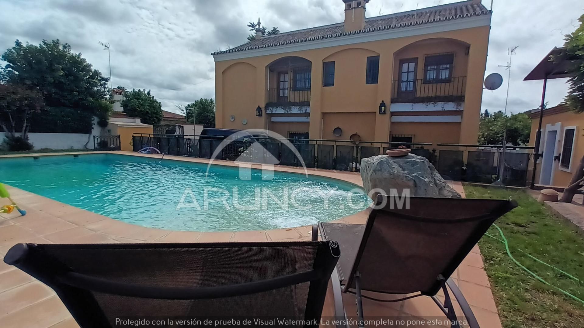 Piscina de Casa o xalet en venda en Alcalá de Guadaira amb Aire condicionat, Calefacció i Jardí privat