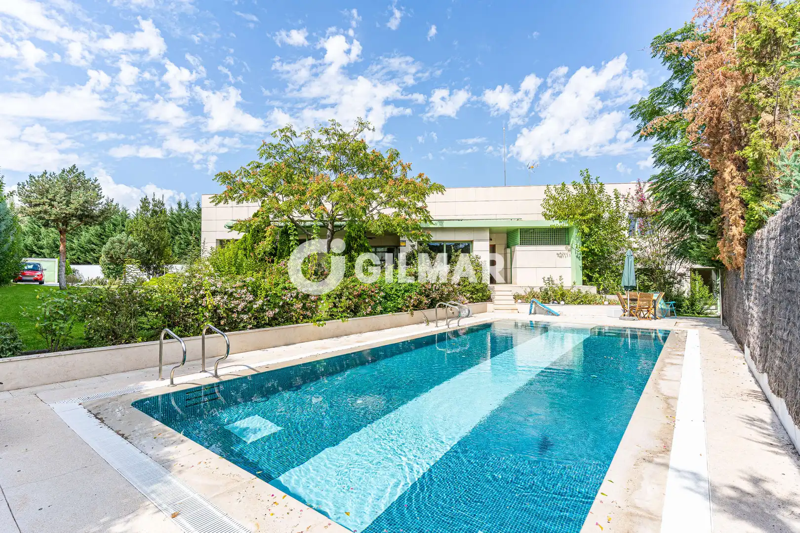 Detached house with pool for sale in Urbanización Este - Montepríncipe