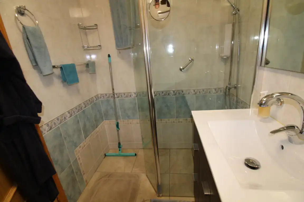 Bany de Apartament en venda en Orihuela amb Terrassa, Moblat i Piscina comunitària
