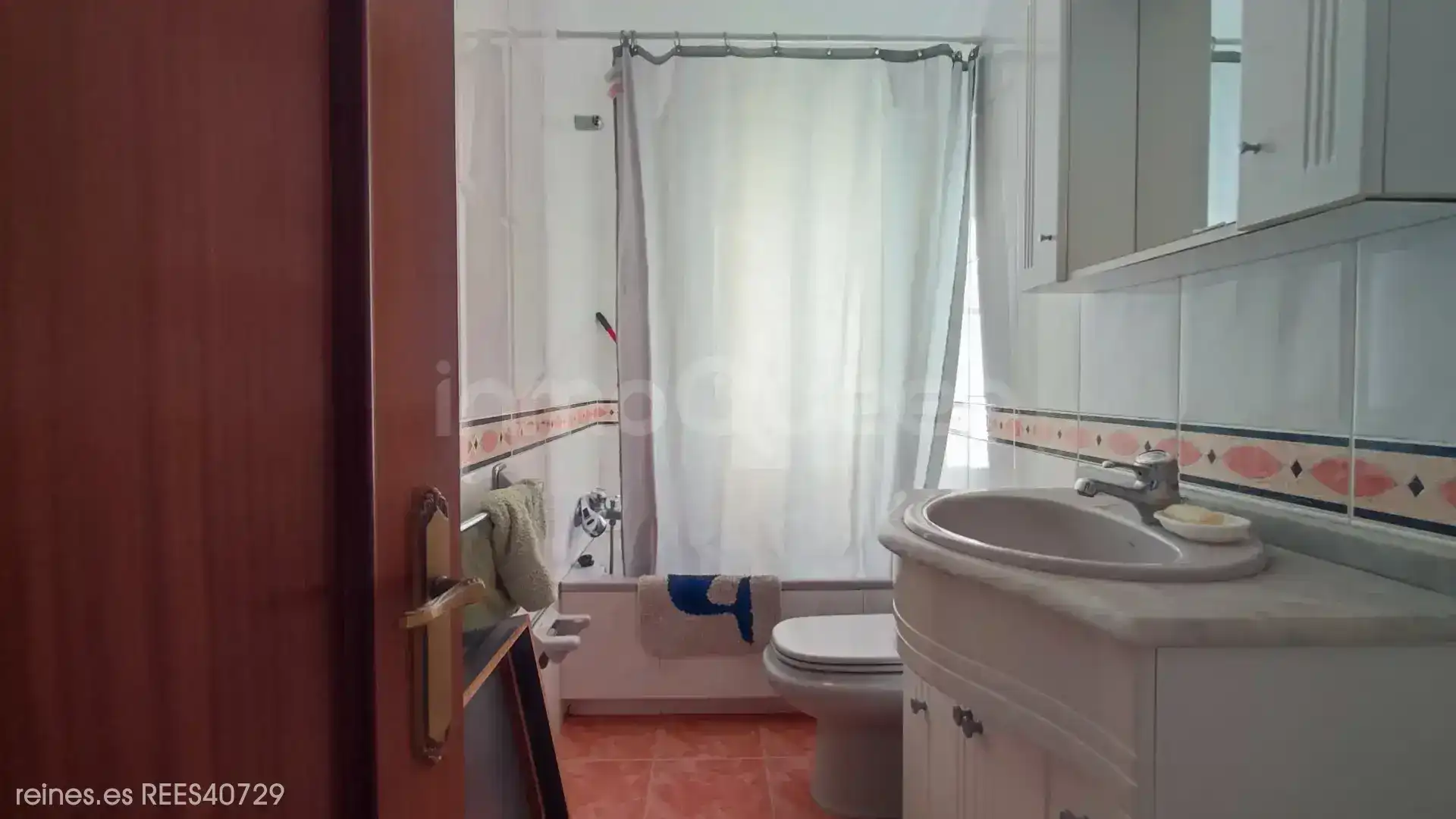 Bany de Pis de lloguer en Oviedo  amb Calefacció i Moblat