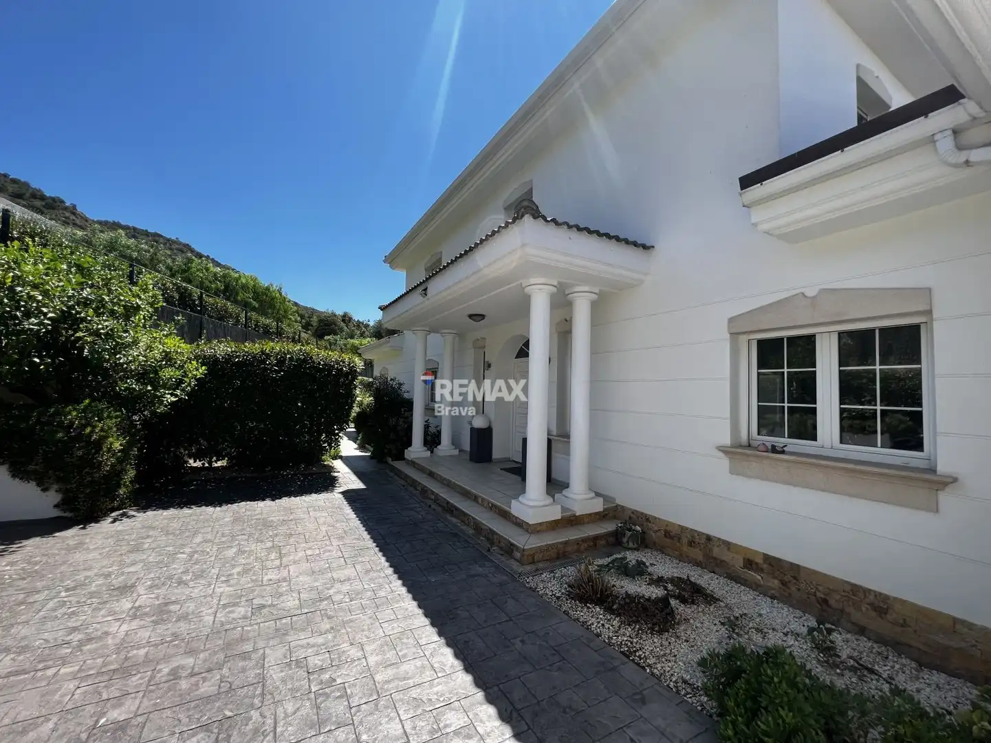 Vista exterior de Casa o xalet en venda en Pau amb Aire condicionat, Jardí privat i Terrassa