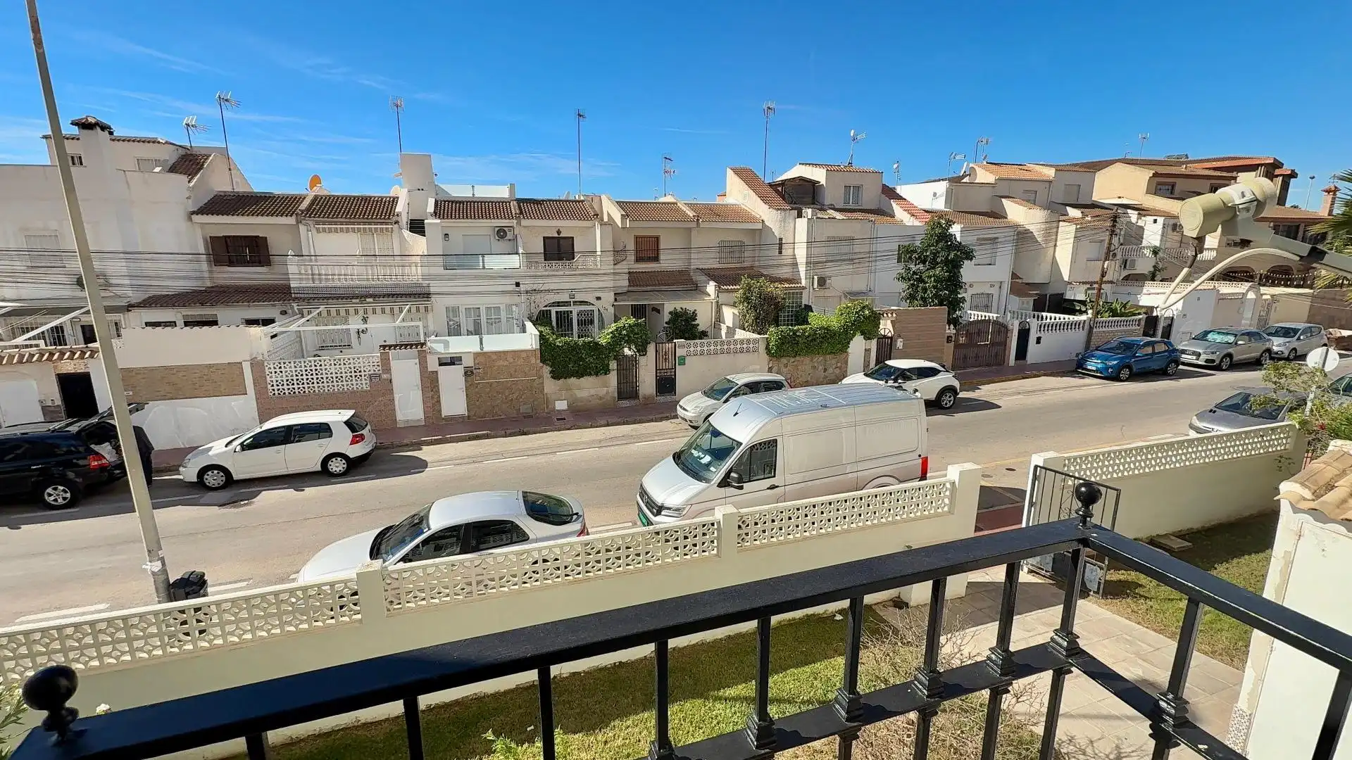 Außenansicht von Wohnungen zur Miete in Torrevieja mit Privatgarten, Terrasse und Möbliert
