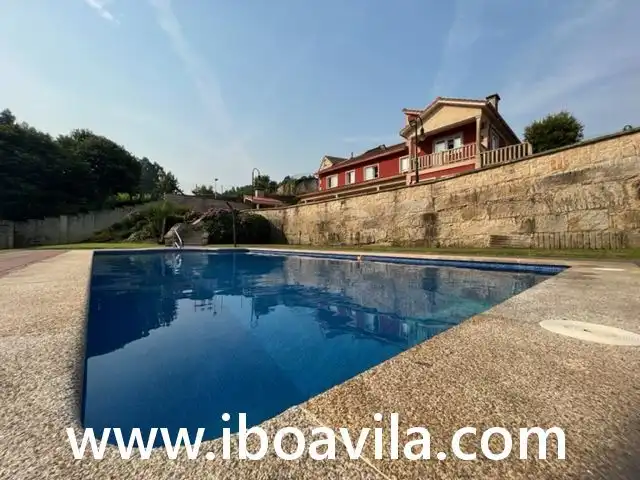 Piscina de Casa o xalet en venda en Pontevedra Capital  amb Jardí privat, Terrassa i Traster