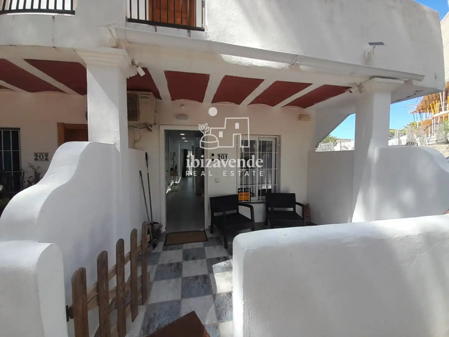 Außenansicht von Wohnung zur Miete in Sant Joan de Labritja mit Klimaanlage, Terrasse und Schwimmbad