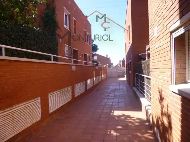 Vista exterior de Casa adosada en venda en Sant Joan Despí amb Aire condicionat, Calefacció i Jardí privat