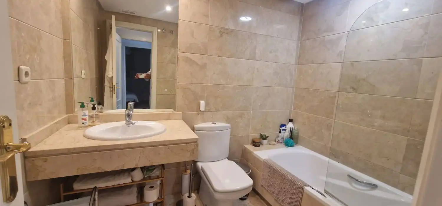 Badezimmer von Wohnungen zur Miete in Marbella mit Klimaanlage, Heizung und Terrasse