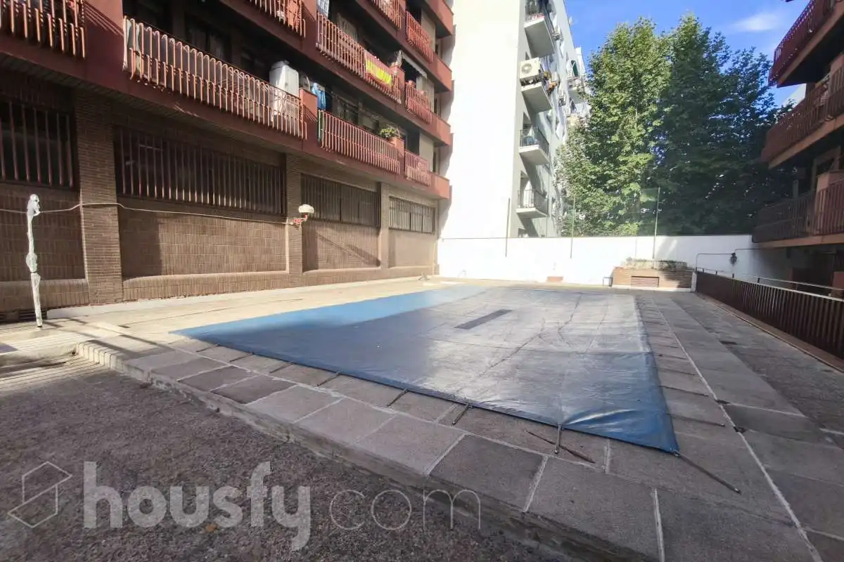Piscina de Pis de lloguer en Madrid amb Aire condicionat, Calefacció i Moblat