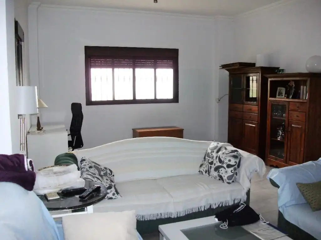 Sala d'estar de Finca rústica en venda en Iznate amb Piscina i Moblat