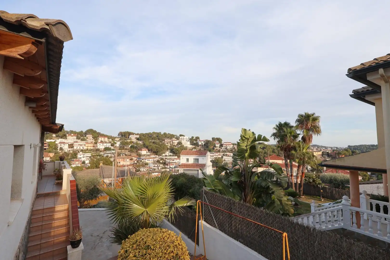 Vista exterior de Casa o xalet en venda en Cubelles amb Aire condicionat, Jardí privat i Terrassa