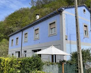 Vista exterior de Casa o xalet en venda en Oviedo  amb Calefacció, Parquet i Traster