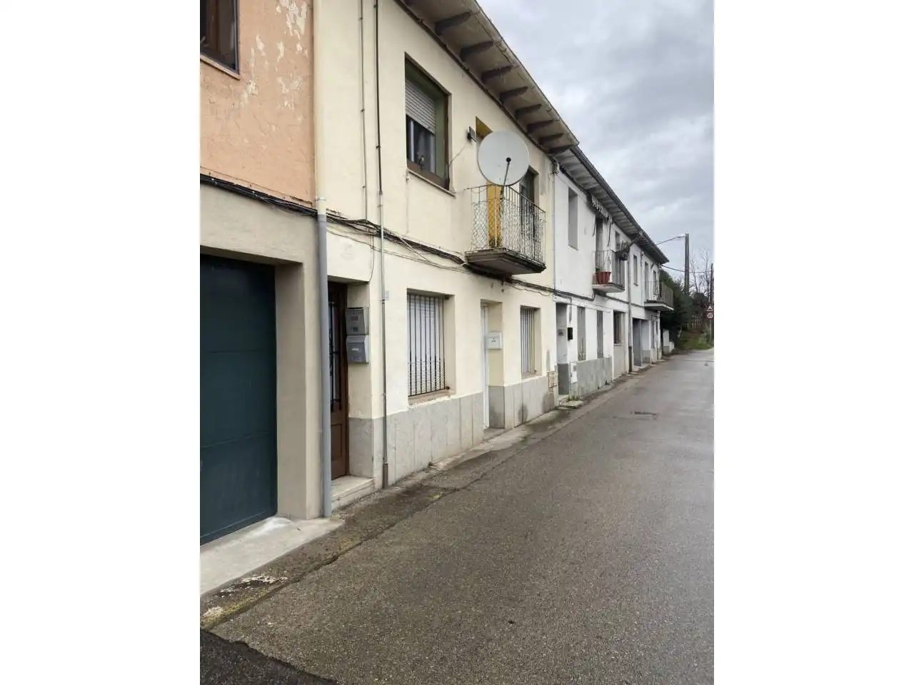 Vista exterior de Casa o xalet en venda en Olot amb Parquet i Terrassa