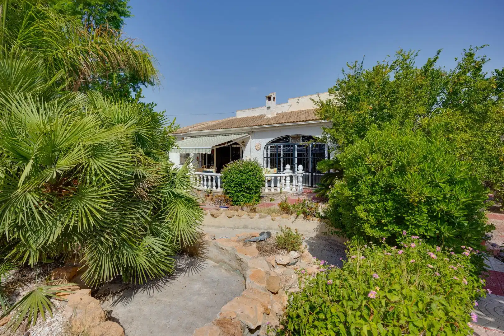 Vista exterior de Casa o xalet en venda en Torrevieja amb Aire condicionat, Jardí privat i Terrassa