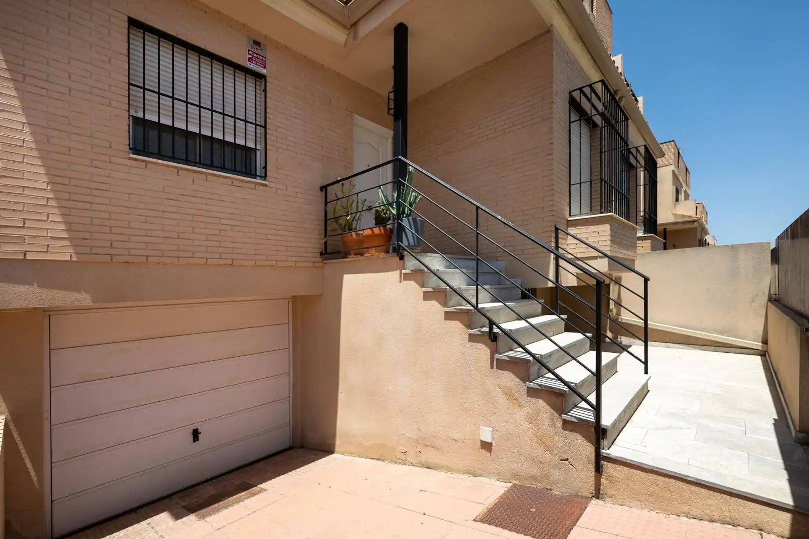 Vista exterior de Casa adosada en venda en Vegas del Genil amb Aire condicionat, Calefacció i Jardí privat