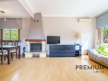 Casa amb balcó en venda a Carrer de la Corunya