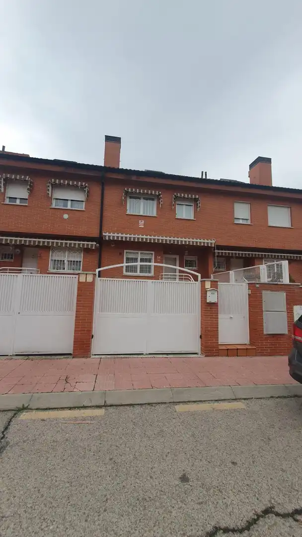 Vista exterior de Casa adosada en venda en Alcalá de Henares amb Calefacció, Jardí privat i Traster